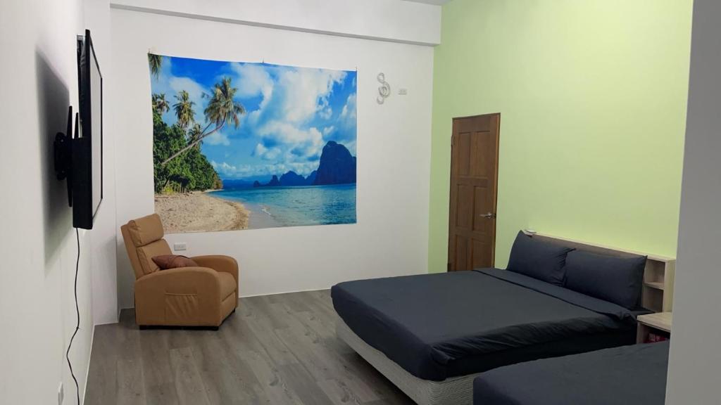 1 dormitorio con 1 cama y una foto de playa en 大鯨魚旅宿, en Isla Verde