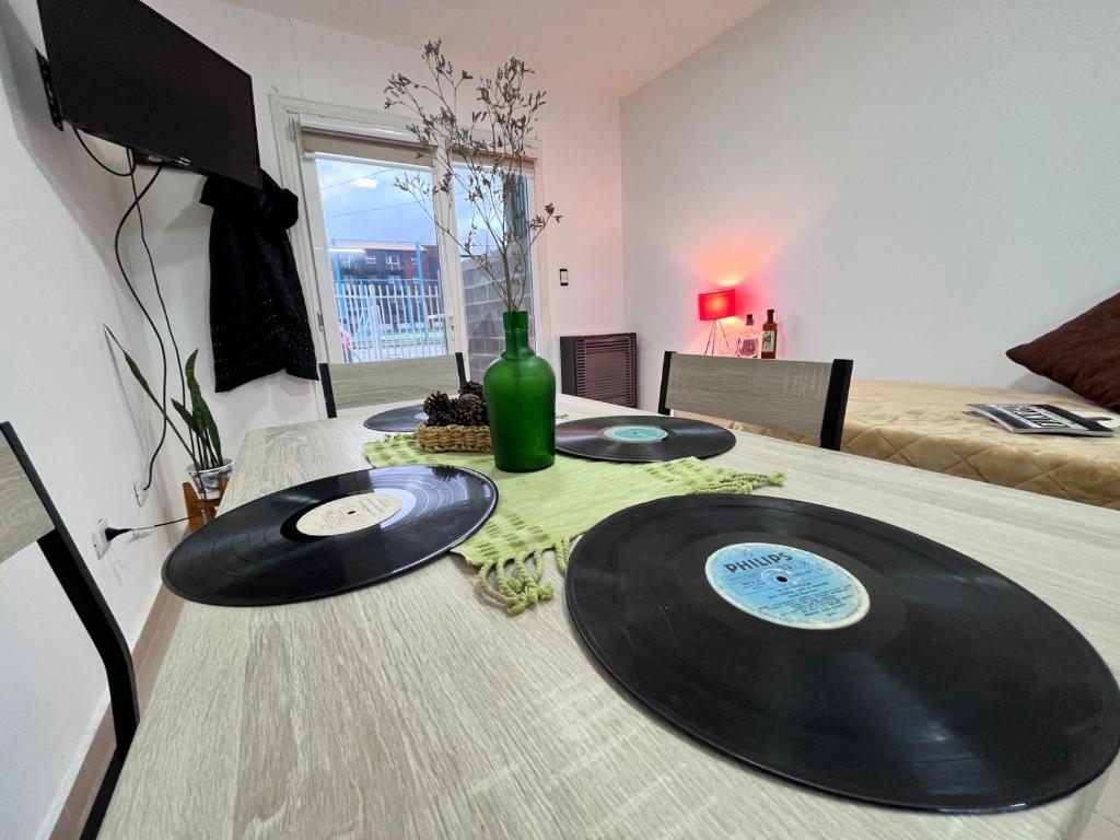 tres discos de vinilo en una mesa en una habitación en Bahía Golondrina 2 en Ushuaia