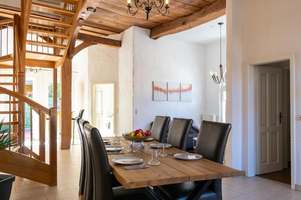 a dining room with a wooden table and chairs at Denkmalgeschütztes Fachwerkhaus im Zentrum mit Garage in Ibbenbüren