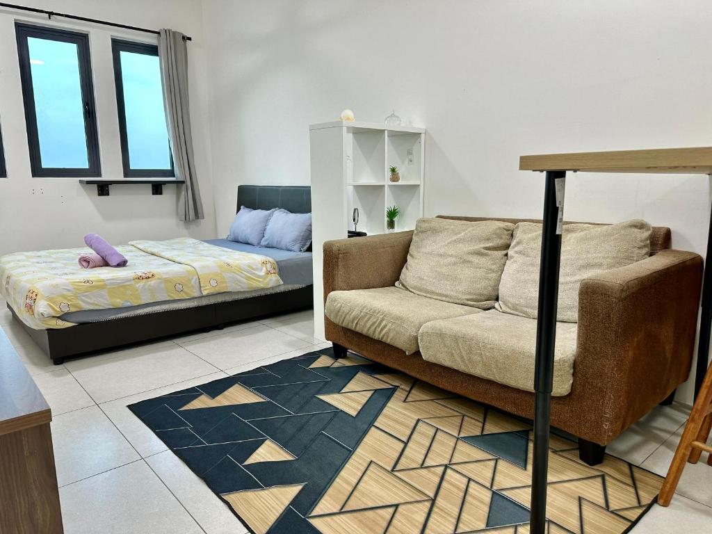 sala de estar con sofá y cama en Dreamy Cozy Studio Meritus Residensi Perai en Perai