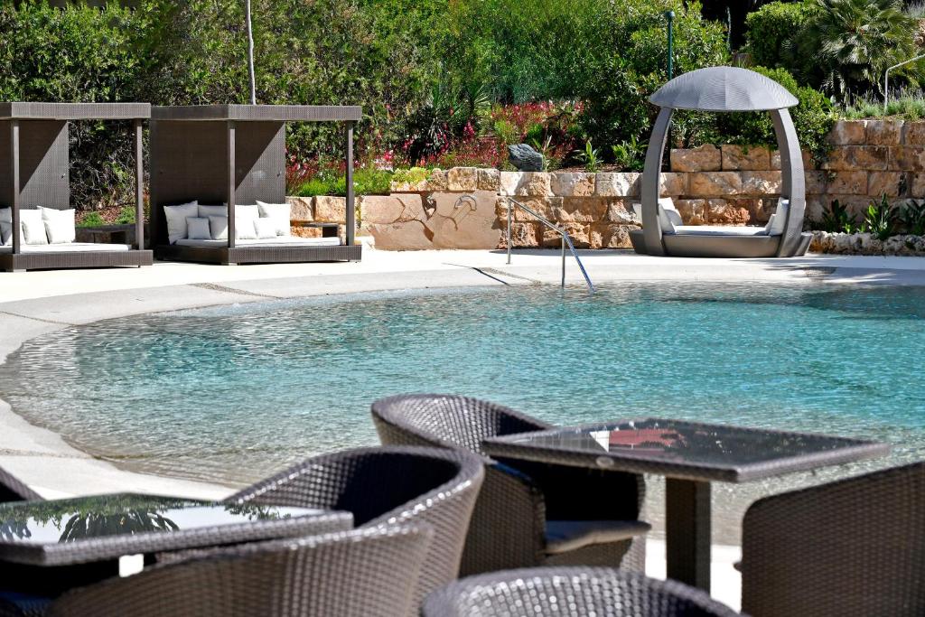 Bazén v ubytování Salles Hotels Marina Portals nebo v jeho okolí