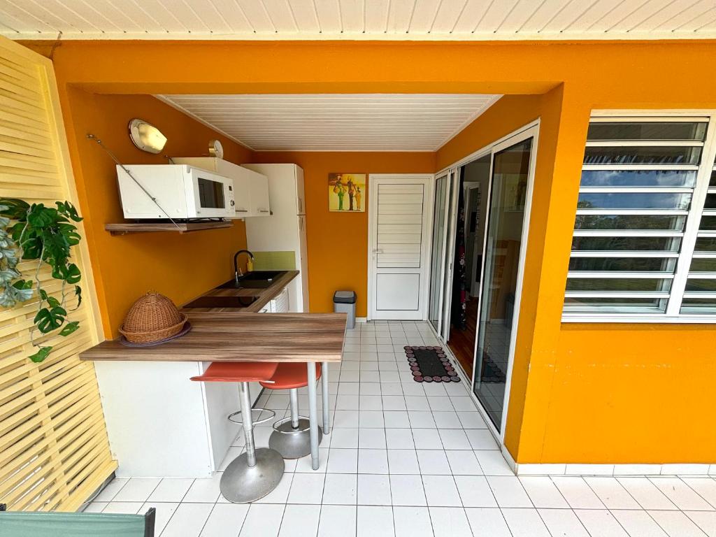 Kuchyň nebo kuchyňský kout v ubytování Bungalow La Kawannaise - Piscine, Terrasse, Plage