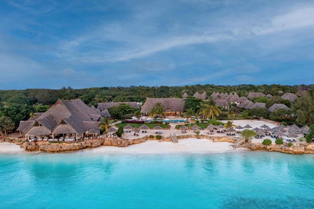 una vista aérea de un complejo en la playa en Sandies Baobab Beach Zanzibar en Nungwi