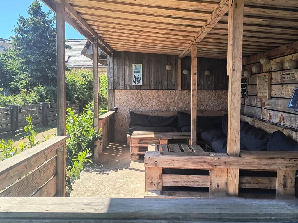 un refugio de madera con una cama dentro en Haus Feierabend en Plodda