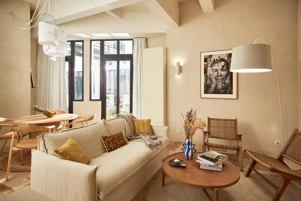 un salon avec un canapé et une table dans l'établissement Cosy 1BR with outside space neighboring Le Marais, à Paris