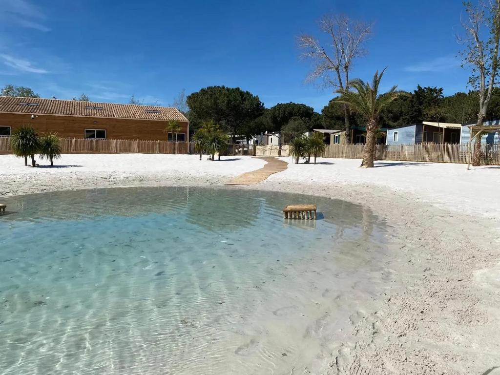 - une grande piscine d'eau sur une plage dans l'établissement Bungalow cosy à Vendres avec piscine partagée, à Vendres