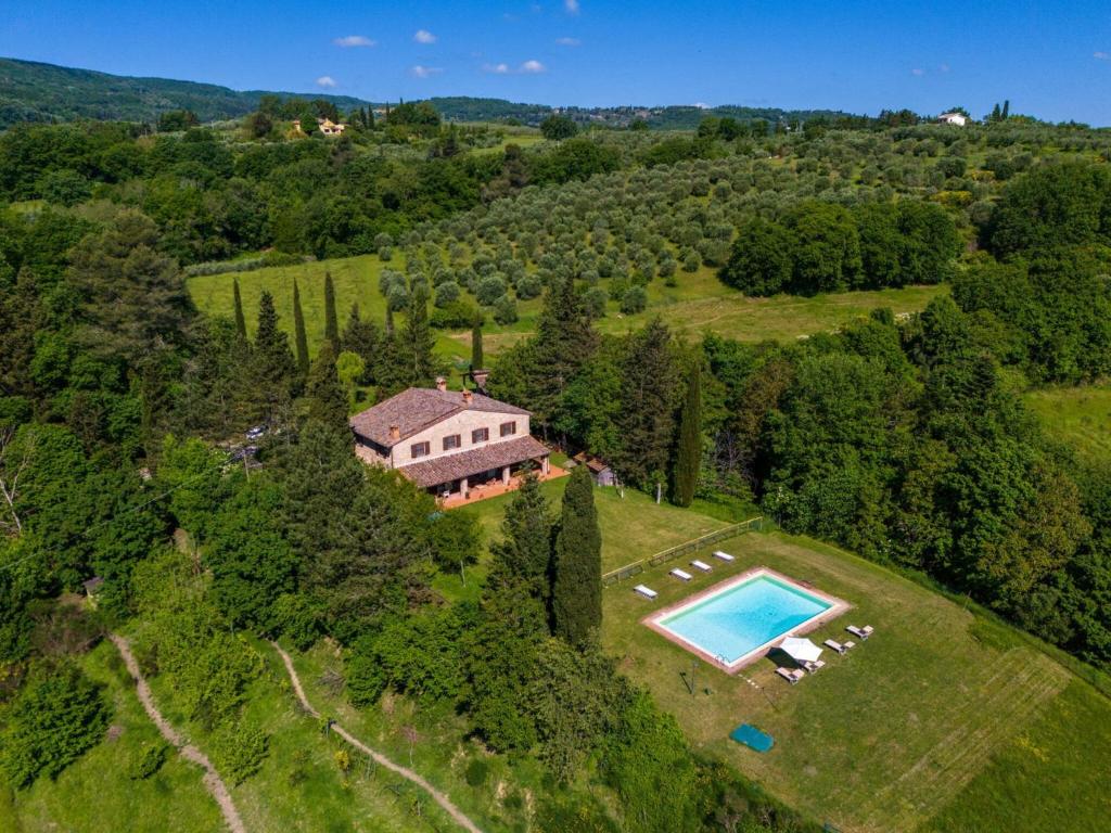 uma vista aérea de uma grande propriedade com uma piscina em Podere a La Fi em Cetona