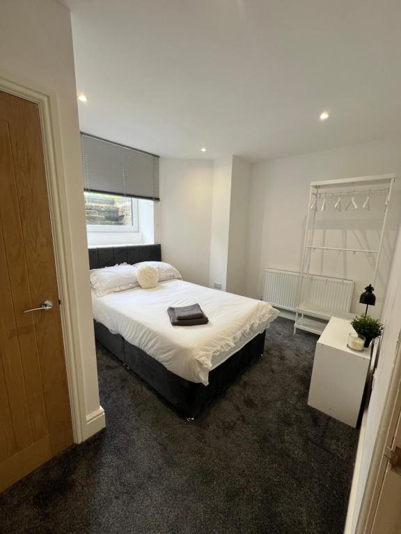 Un dormitorio con una cama grande y una ventana en The Grange en Birkenhead