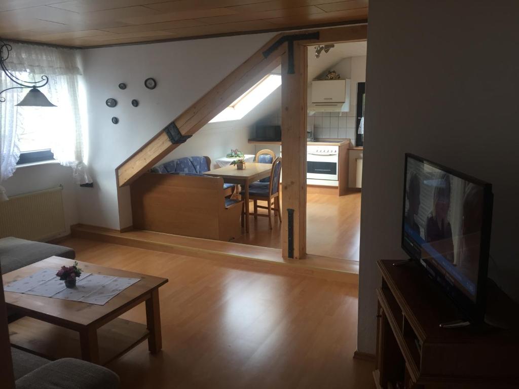 TV a/nebo společenská místnost v ubytování Übernachten im Café Restaurant Vedder