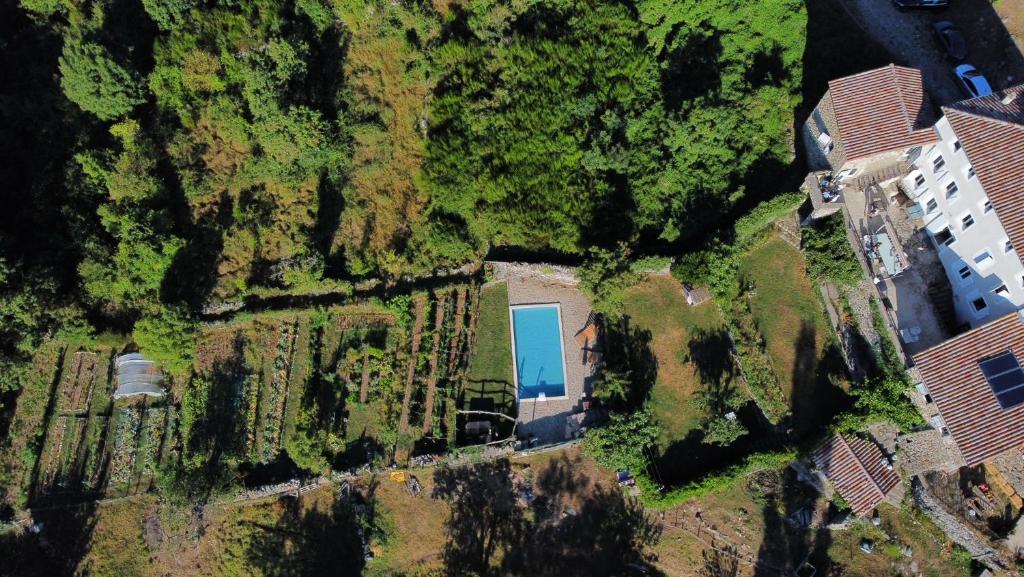 eine Luftansicht eines Hauses mit Hof in der Unterkunft Les chambres de la ferme de chalas in Valgorge