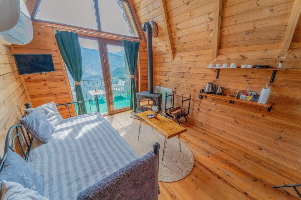 a room with a bed in a wooden cabin at Pera Bungalov in Ardeşen
