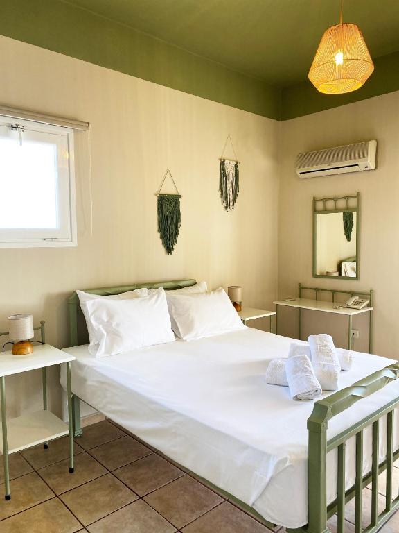 Łóżko lub łóżka w pokoju w obiekcie Agnadi Syros Beachfront Studios & Rooms