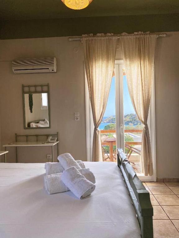 Łóżko lub łóżka w pokoju w obiekcie Agnadi Syros Beachfront Studios & Rooms