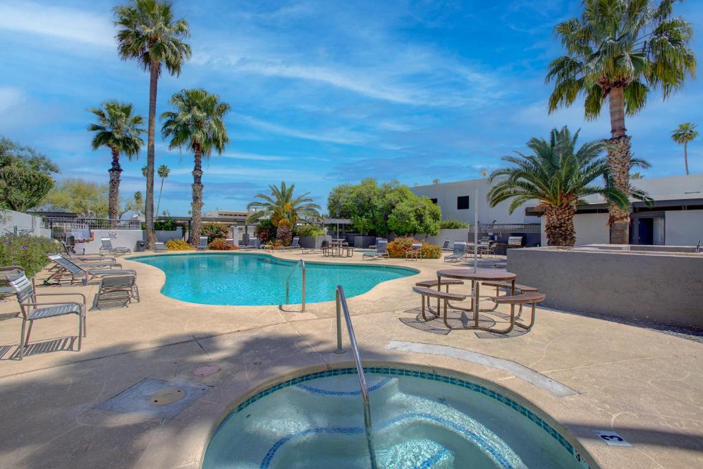 Brand NEW Home with heated pool and hot tub, BBQ grills and smart TVs