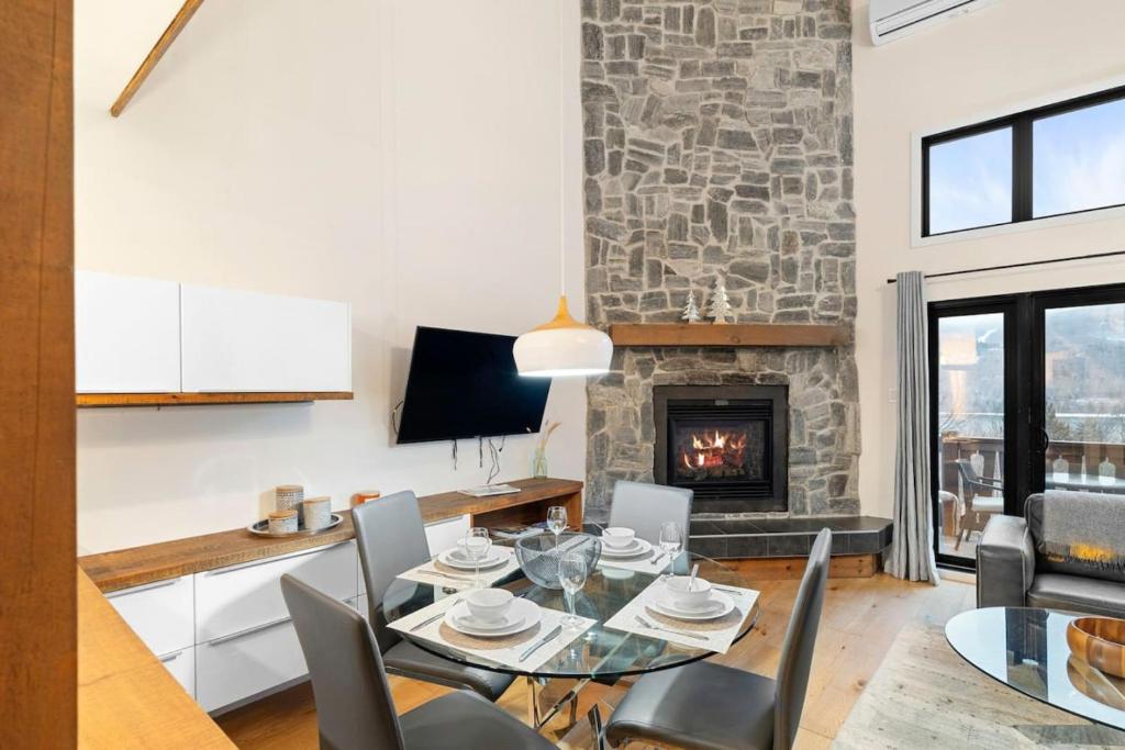 Posezení v ubytování Country Chic Condo with Views of Mont-Tremblant