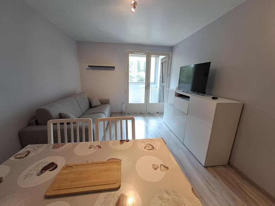 un petit salon avec un canapé et une table dans l'établissement Appart 4 p au calme vue forêt, à Saint-Jean-de-Monts