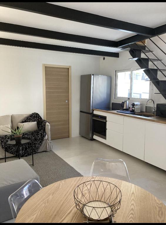 Il comprend une cuisine et un salon avec une table. dans l'établissement le roche-terrail, à Marseille