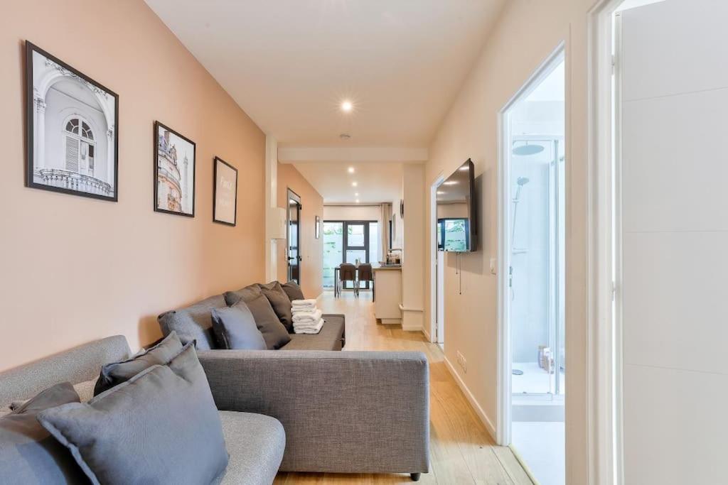 - un salon avec deux canapés et un couloir dans l'établissement Charme Parisien 6 Personnes, 2 chambres, 19ème, à Paris