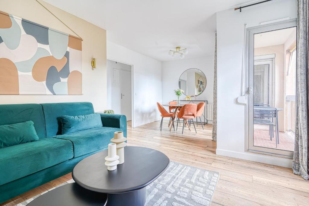 un salon avec un canapé vert et une table dans l'établissement Le Nuancé - À deux pas de Paris - 325B, à Rueil-Malmaison