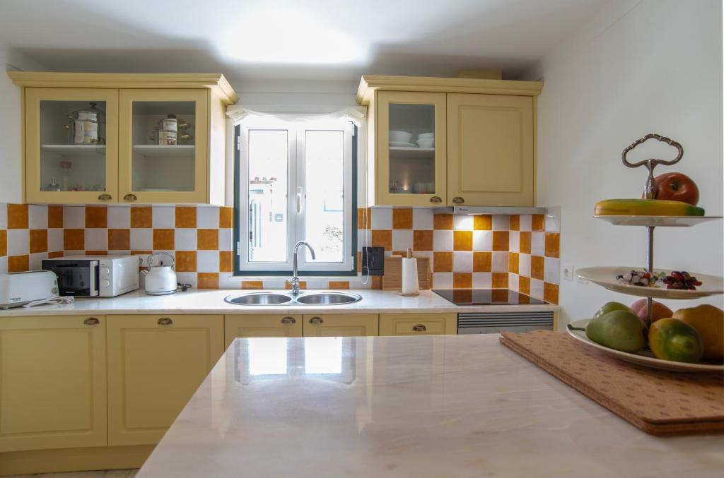 Kjøkken eller kjøkkenkrok på Aposento Real Villas - Villa Amarela