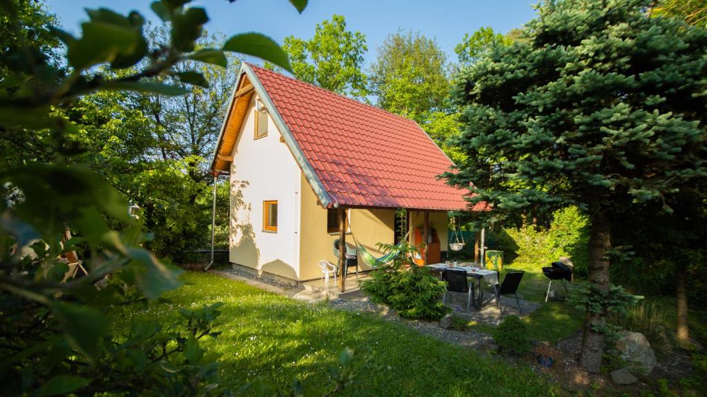 ein kleines weißes Haus mit rotem Dach in der Unterkunft Domeček u Brna, klid & wi-fi in Bílovice nad Svitavou