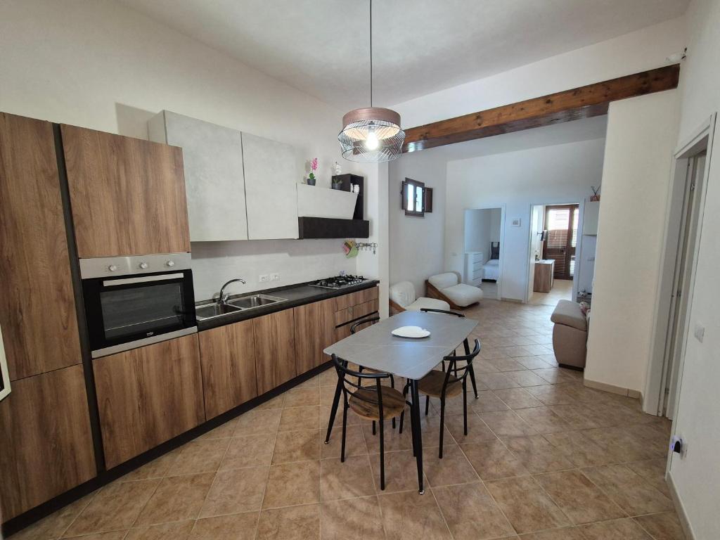 una cucina e una sala da pranzo con tavolo e sedie di LaCasaDiVito a Marsala