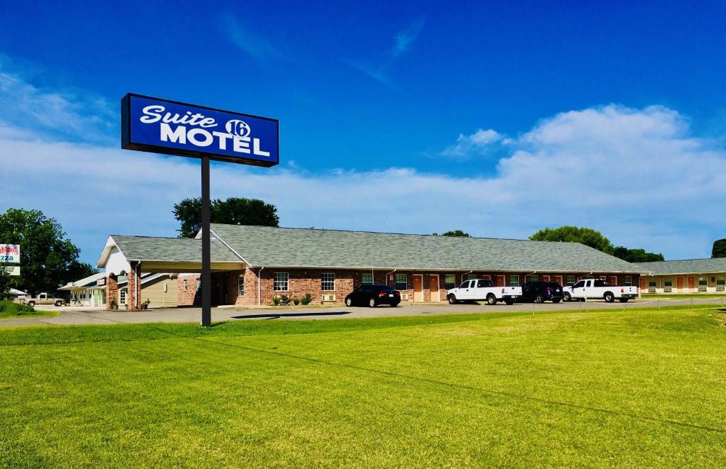 een bord voor een motel voor een gebouw bij Suite 16 Motel in Gore