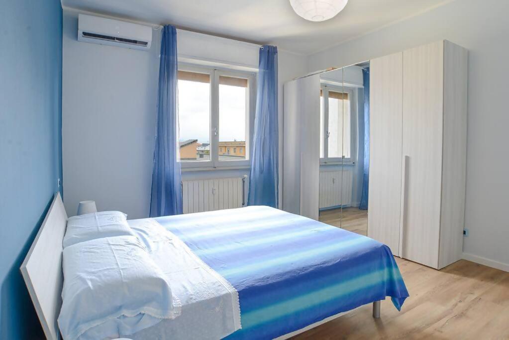 una camera blu con un letto con tende blu di Casa Lilly Ristrutturata con AC a Vado Ligure