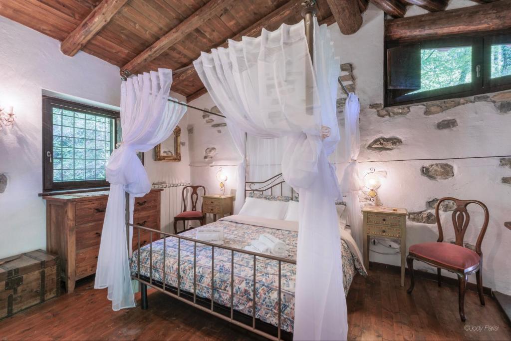 - une chambre avec un lit à baldaquin dans l'établissement Antico Mulino Baderem, à Sorisole
