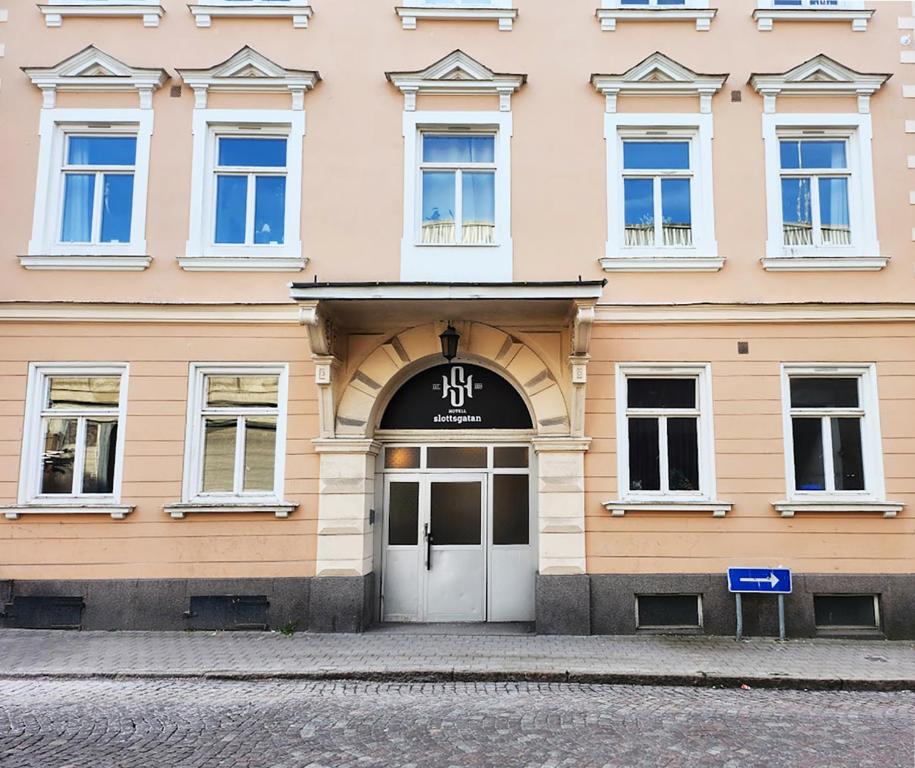 een gebouw met een deur ervoor bij Hotell Slottsgatan in Oskarshamn