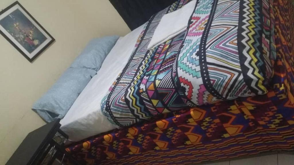 RusticHome B&B, Kigali - Salle De Roi