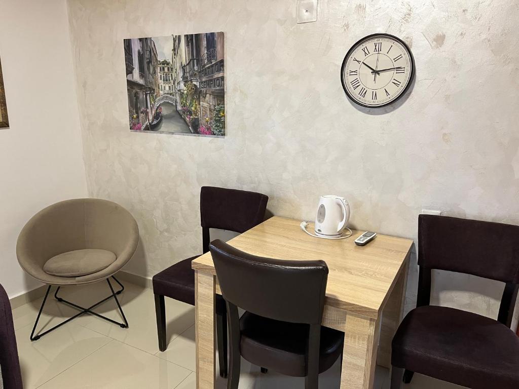 Apartment Helena Airport - 19