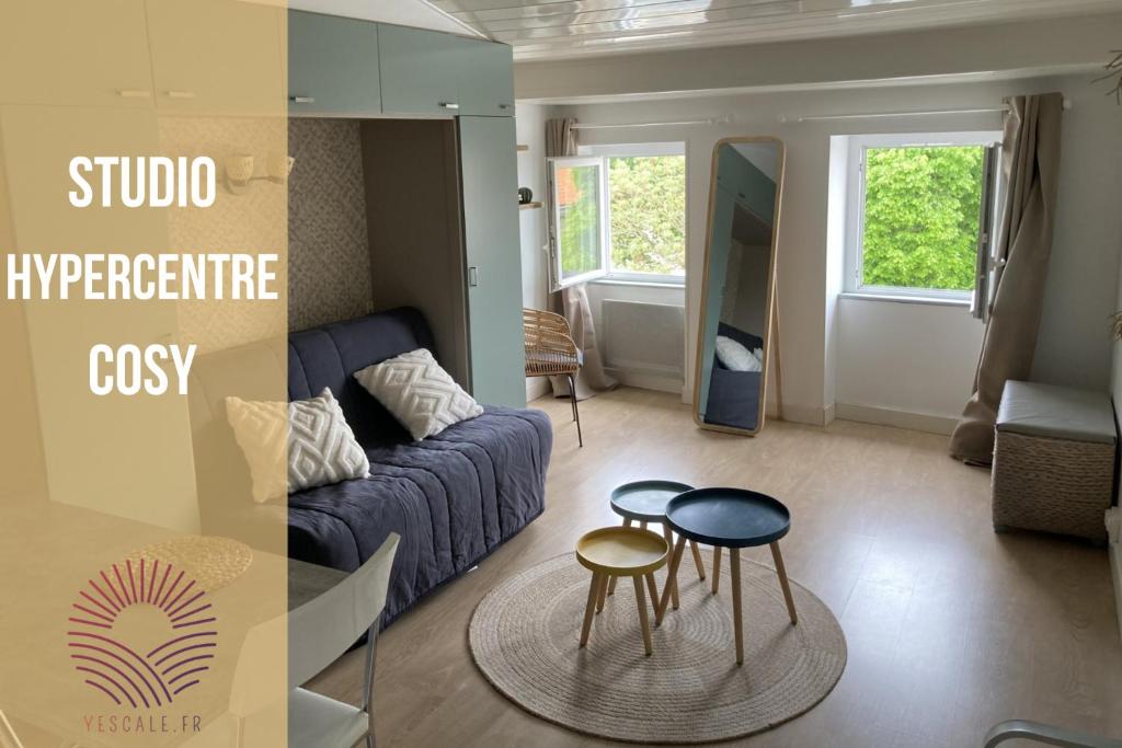 - un salon avec un canapé et deux tabourets dans l'établissement Yescale - Le Rondeau, à La Rochelle