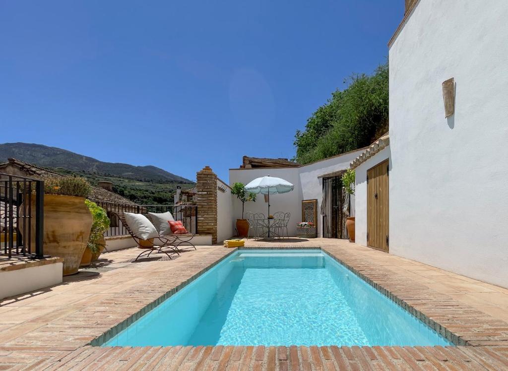 einen Pool im Hinterhof eines Hauses in der Unterkunft Stunning Spanish white village home Private pool Stunning Views in Saleres