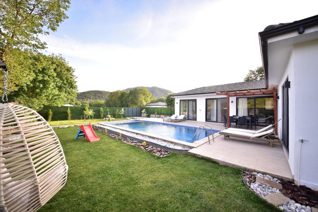 a backyard with a swimming pool and a house at Villa Matisse in Belen