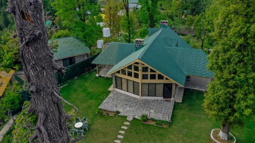 Zavyan Cottage 1 في Nathia Gali: إطلالة علوية على منزل ذو سقف أخضر