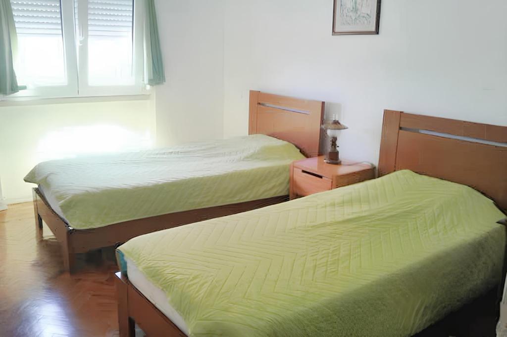 Ένα ή περισσότερα κρεβάτια σε δωμάτιο στο 3 bedrooms apartement with city view shared pool and enclosed garden at Feijo 5 km away from the beach