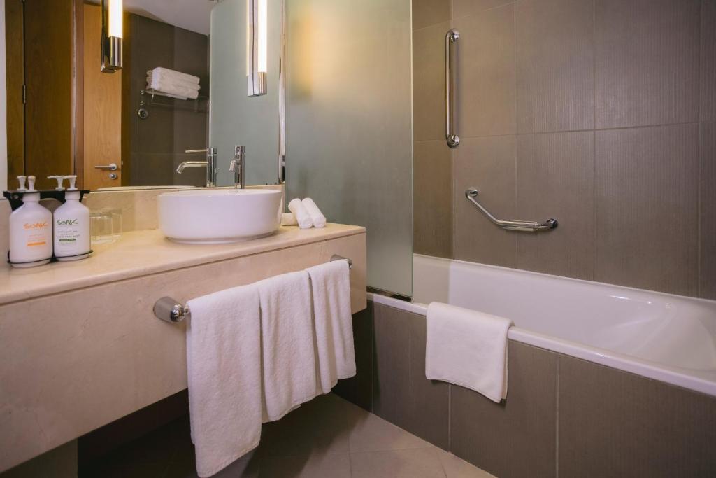 Koupelna v ubytování Holiday Inn Abu Dhabi by IHG