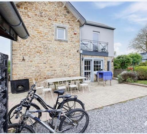 un par de bicicletas estacionadas frente a una casa en Maison et son jardin situés dans le Condroz en Marchin