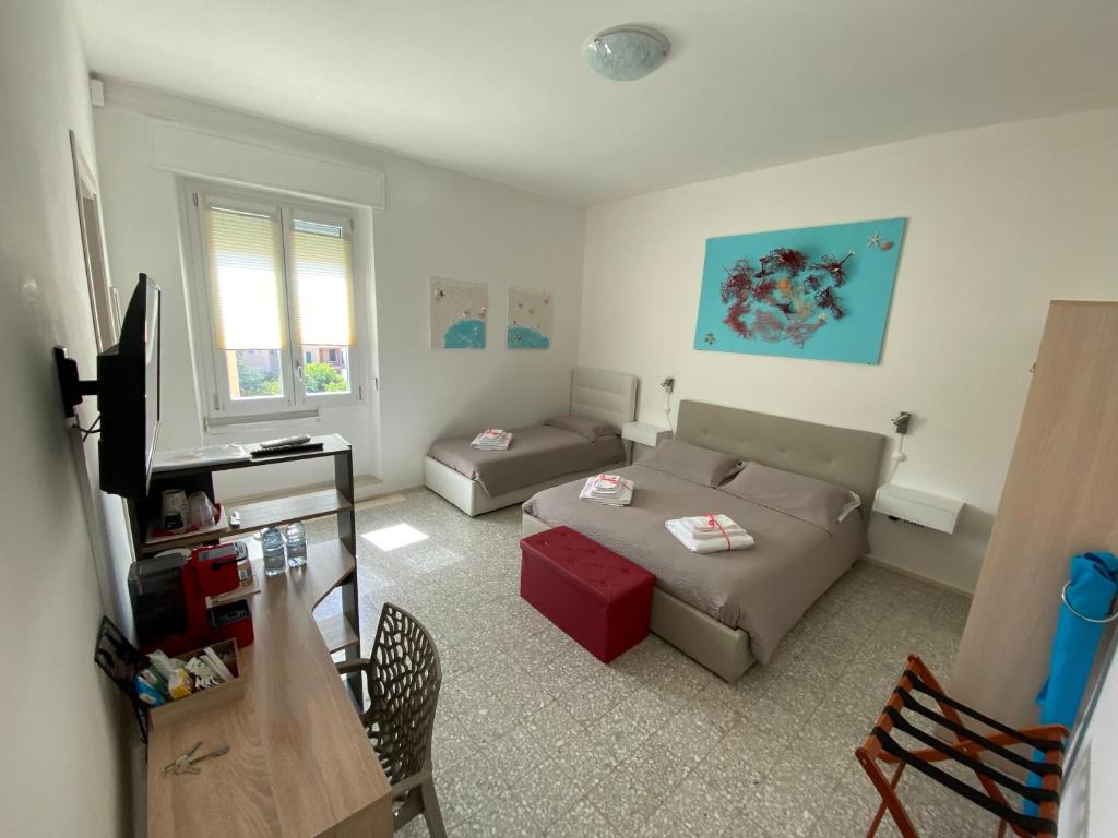 uma sala de estar com um sofá e uma mesa em Rossocorallo Rooms em Alghero