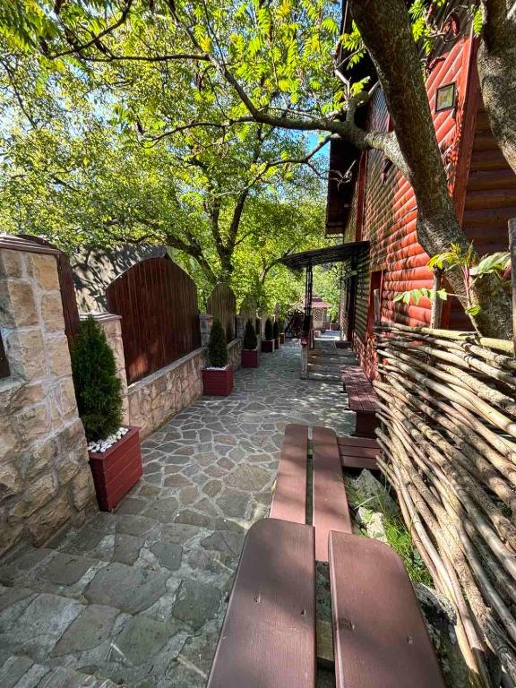 a row of benches sitting next to a building at САДИБА та ЧАН "NA PAGORBI" in Yaremche