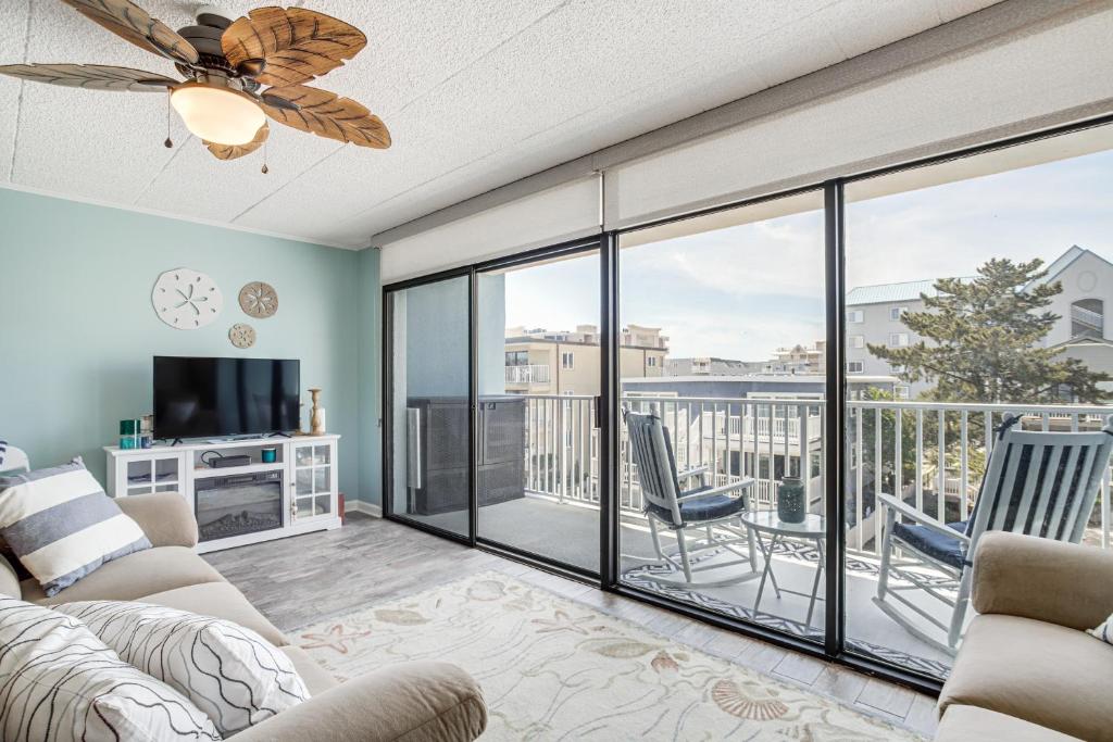 Stroll to Shore! Condo with Balcony in Ocean City