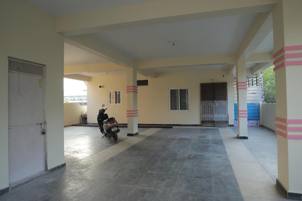 une personne assise au milieu d'un bâtiment vide dans l'établissement SBHS Neeladri Homestay, à Tirupati