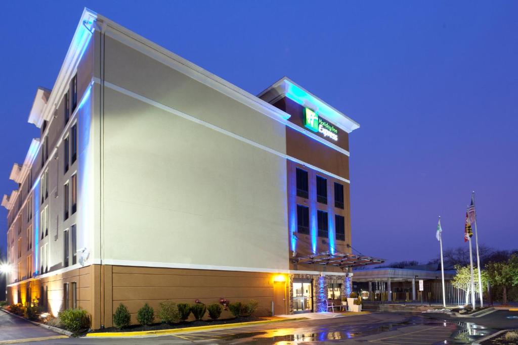 un gran edificio blanco con un cartel. en Holiday Inn Express Washington DC-BW Parkway, an IHG Hotel, en Hyattsville