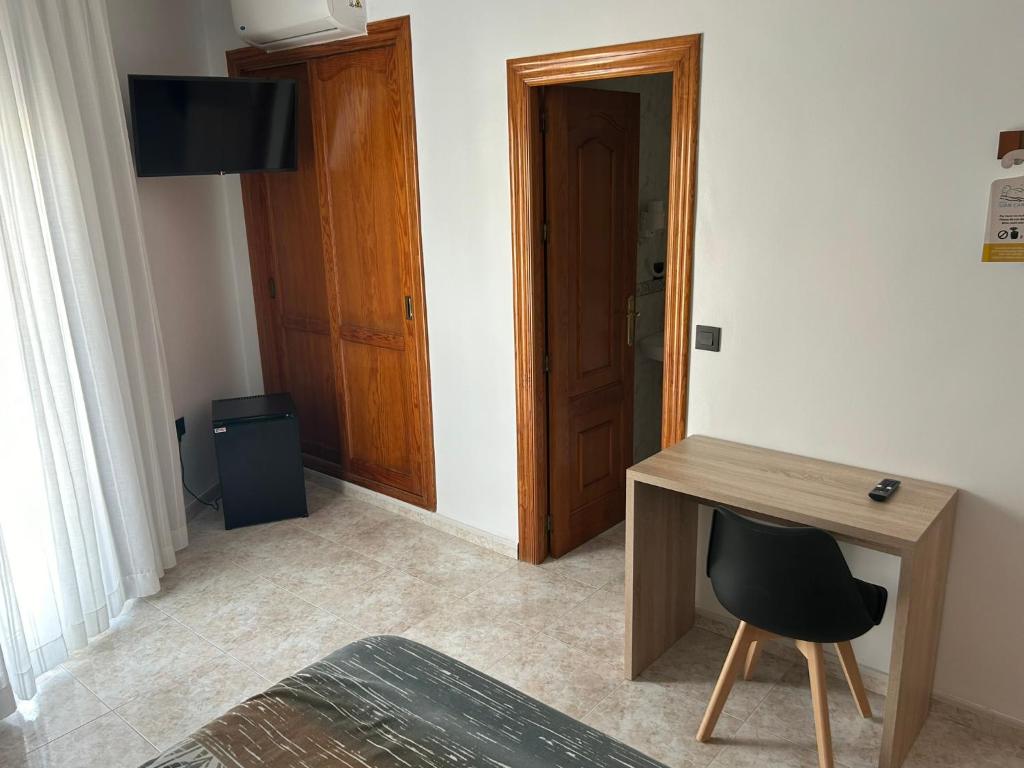 Televízia a/alebo spoločenská miestnosť v ubytovaní Hostal Juan Carlos