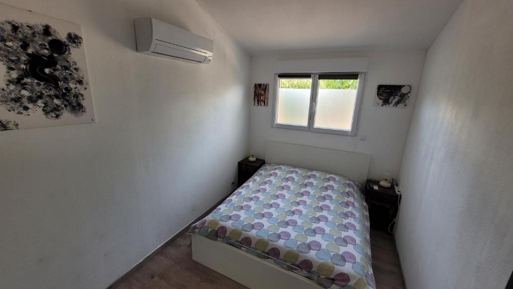Een bed of bedden in een kamer bij Le petit chez nous G&icirc;te climatis&eacute; jardin