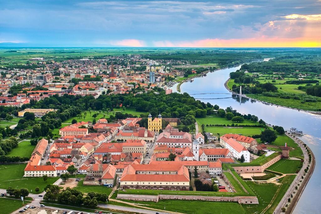 z góry widok na miasto z rzeką w obiekcie Apartman Esseg - Luxury Living in Historic Esseg w mieście Osijek