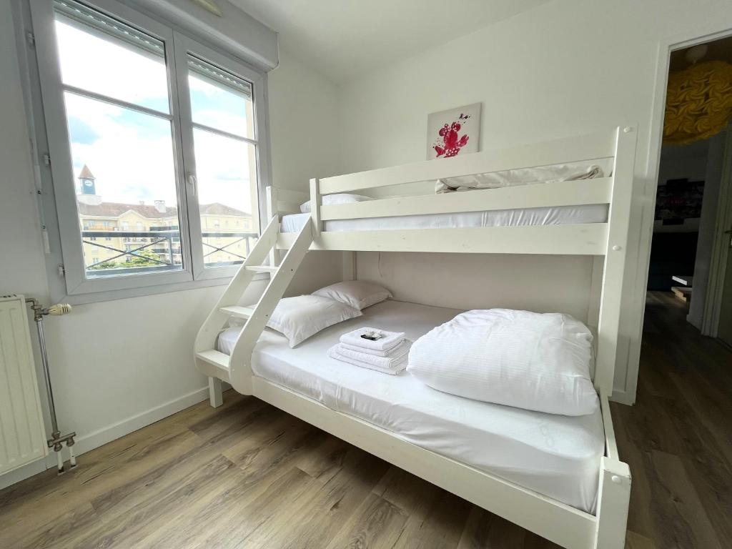 Uma ou mais camas em beliche em um quarto em L&#39;Escale - T3 Cosy - Parking, RER A et Disneyland