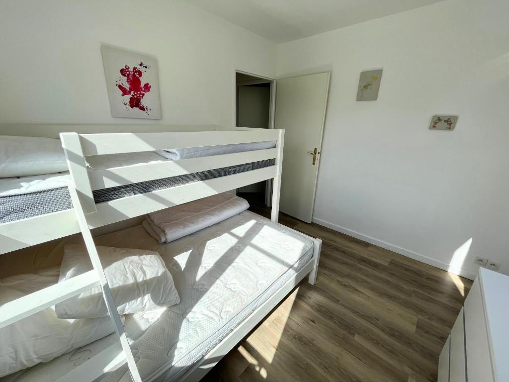 Uma ou mais camas em beliche em um quarto em L&#39;Escale - T3 Cosy - Parking, RER A et Disneyland