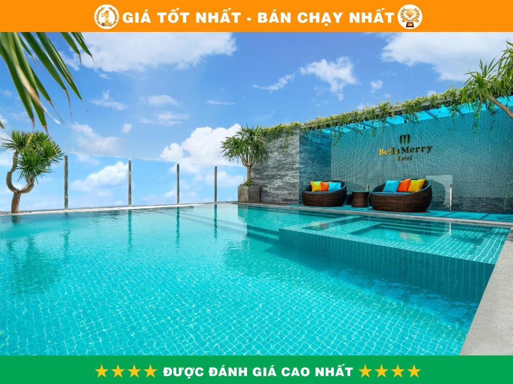 Bella Merry Hotel and Apartment في دا نانغ: حمام سباحة في مركز تجاري لفندق مات بار الطين mgm